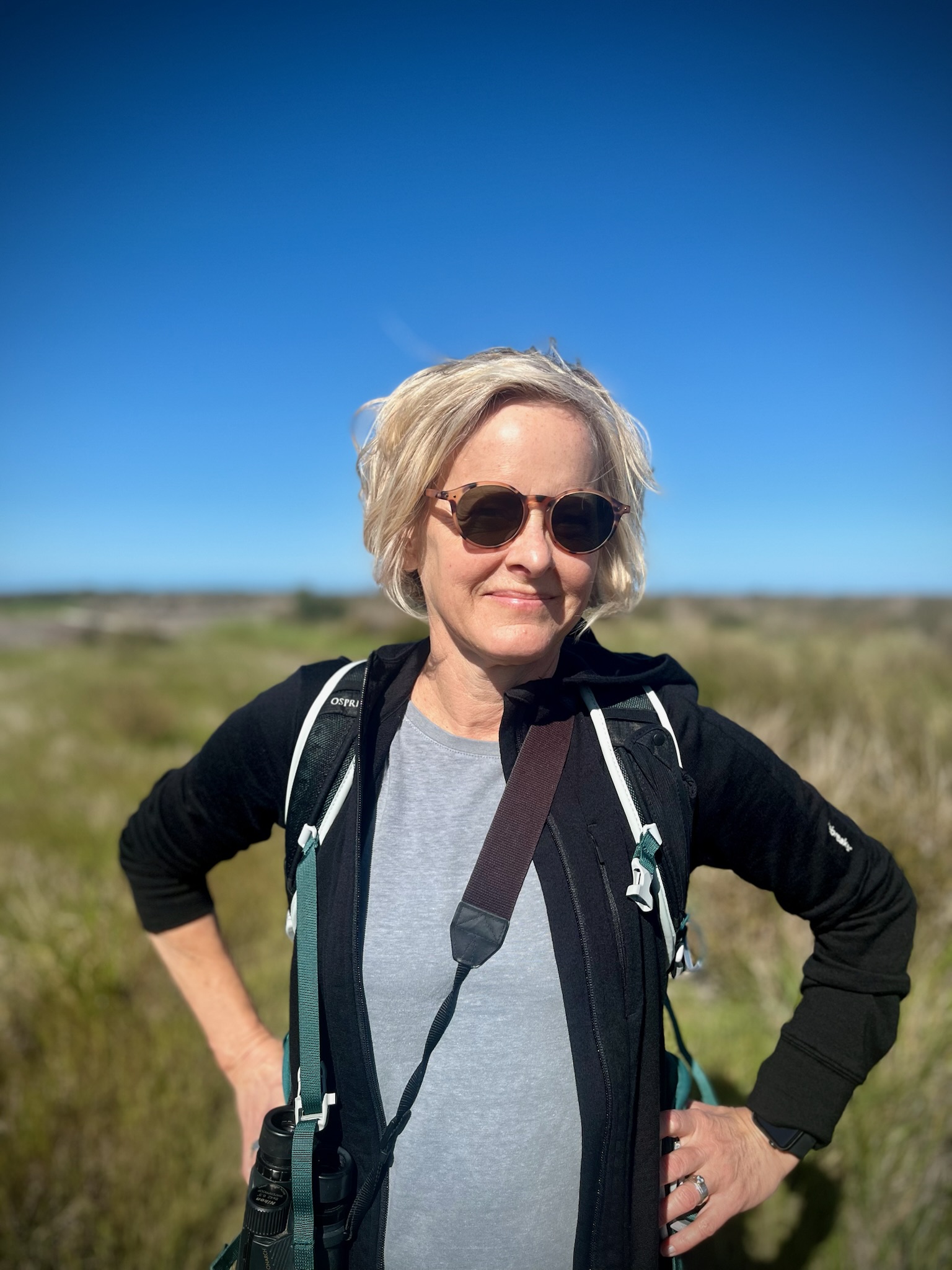 Blonde woman outside with sunglasses